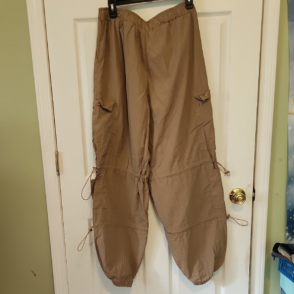 Forever‎ 21 Women's Brown Cargo Pants - Picture 3 of 4